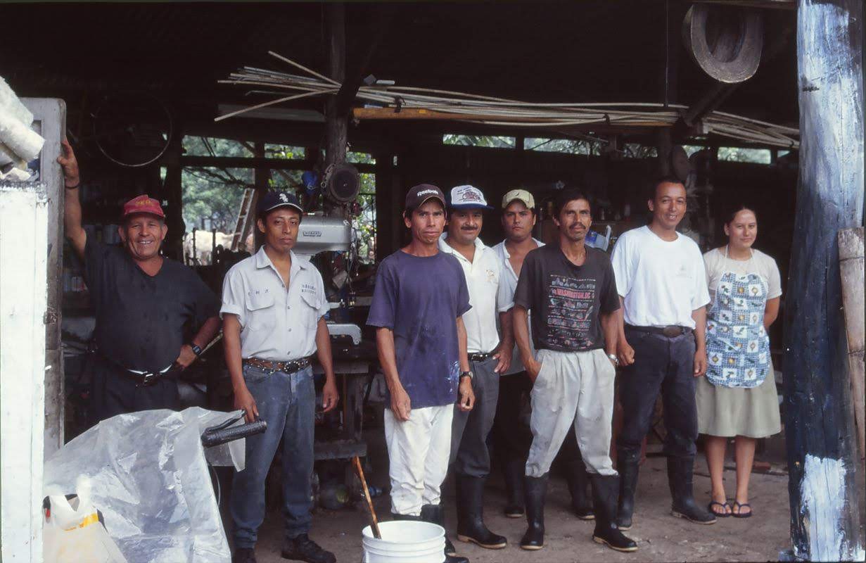 Farmen Ixobels arbejdere. Nedi nr.2 fra højre er siden blevet myrdet.jpg